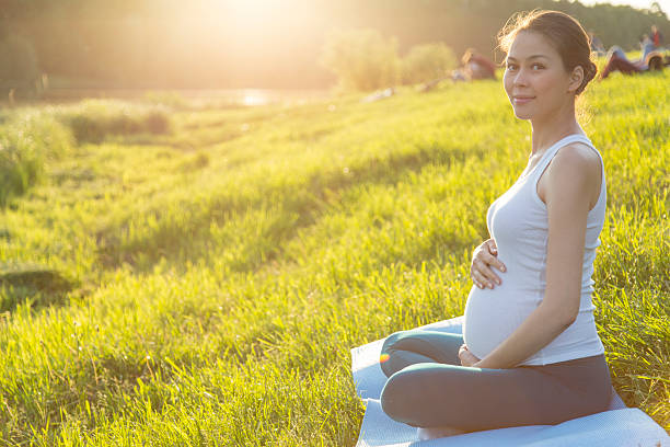 Resultado de imagen para embarazada haciendo yoga en verano
