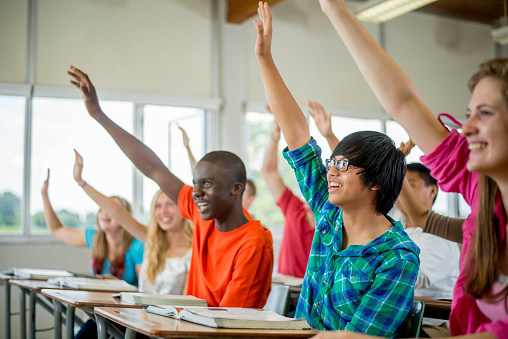 students-raising-their-hands-to-answer-questions-picture-id487692042