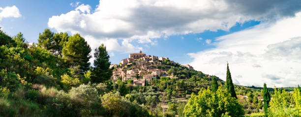 istock Gordes in autumn 1000007428