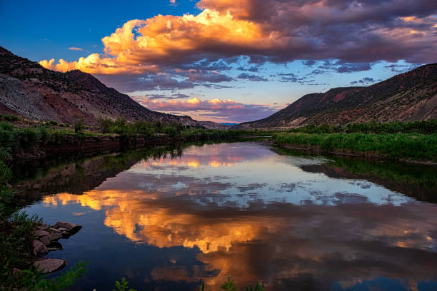 zonsondergang reflecties berg rivier schilderachtige landschap colorado - vail eagle county colorado stockfoto's en -beelden