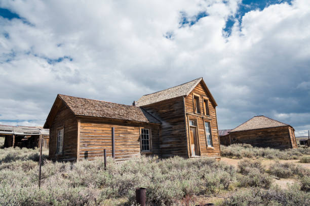 istock Abandoned Wooden Building 1000011724