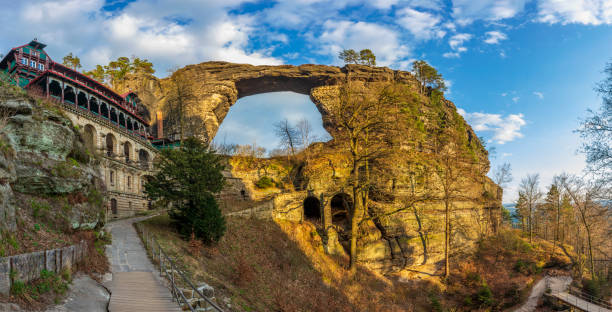 vista de puerta de prebischtor, suiza bohemia, checo - pravcicka fotografías e imágenes de stock