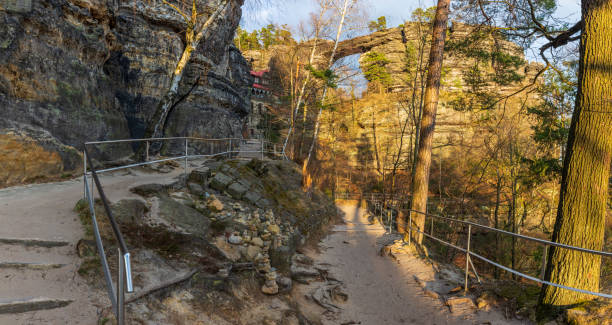 vista de puerta de prebischtor, suiza bohemia, checo - pravcicka fotografías e imágenes de stock