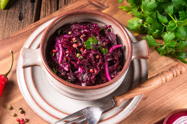 würziger rotkohl sauerkraut - sauerkraut salad coleslaw cabbage stock-fotos und bilder