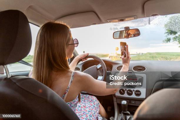 Cô Gái Trẻ Lái Xe Ô Tô Và Chụp Ảnh Tự Sướng Bằng Điện Thoại Di ...