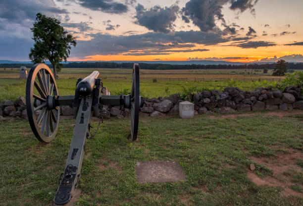 zachód słońca w narodowym parku wojskowym gettysburg (civil war cannon) - gettysburg zdjęcia i obrazy z banku zdjęć
