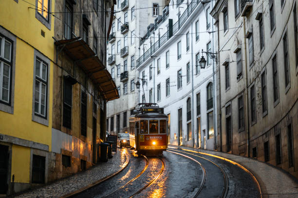 tram rosso a lisbona di notte - lisbon portugal night people barrio alto foto e immagini stock