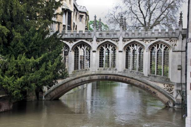 vista da ponte dos suspiros, em cambridge - st johns college - fotografias e filmes do acervo