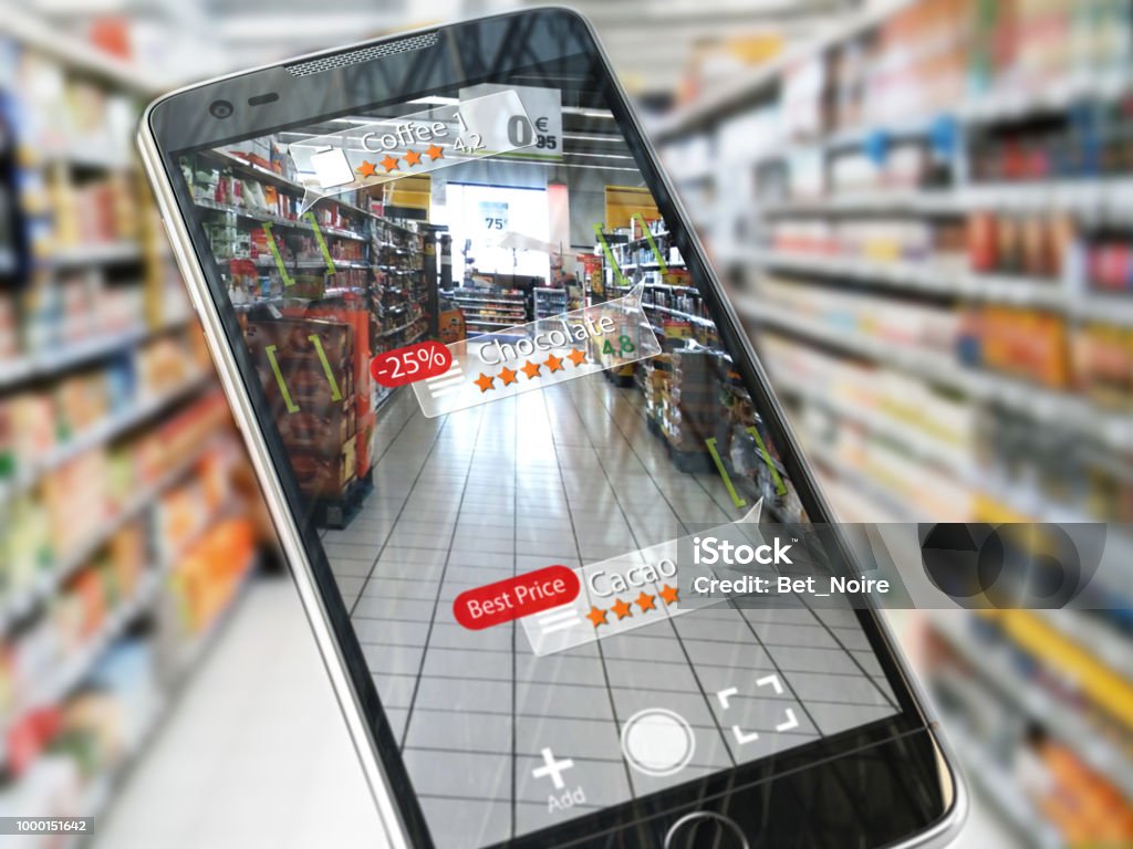 Augmented-Reality-Anwendung Marketingkonzept.  Mobile Smartphone überprüfen Sie relevante Informationen zu Produkt im Supermarkt. - Lizenzfrei Einzelhandel - Konsum Stock-Foto