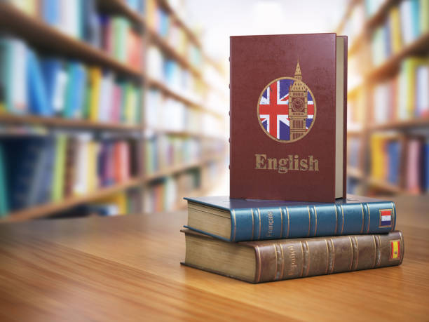 lernen sie englisches konzept. englisch-wörterbuch buch oder textbok mit flagge von great britain und big ben tower auf die bucht in der bibliothek. - englische kultur stock-fotos und bilder