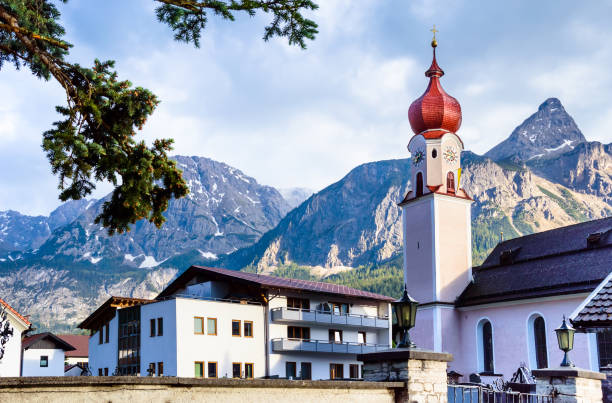 igreja paroquial de maria heimsuchung com stern - ehrwald, alpes austríacos - sonnenspitze - fotografias e filmes do acervo