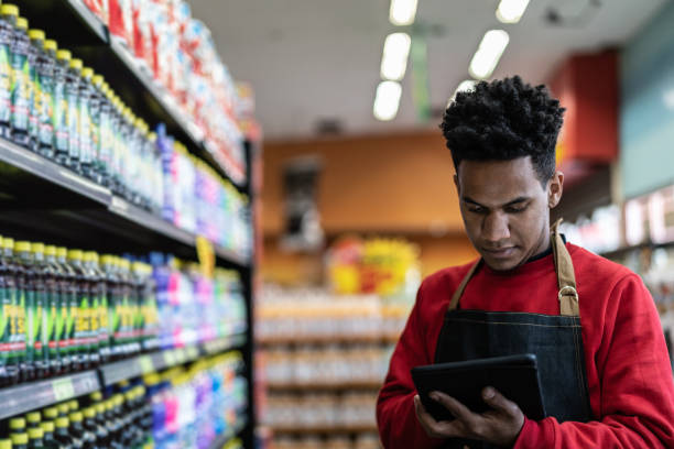 슈퍼마켓에서 디지털 태블릿에 재고를 확인 하는 사업 - supermarket sales clerk grocer apron 뉴스 사진 이미지