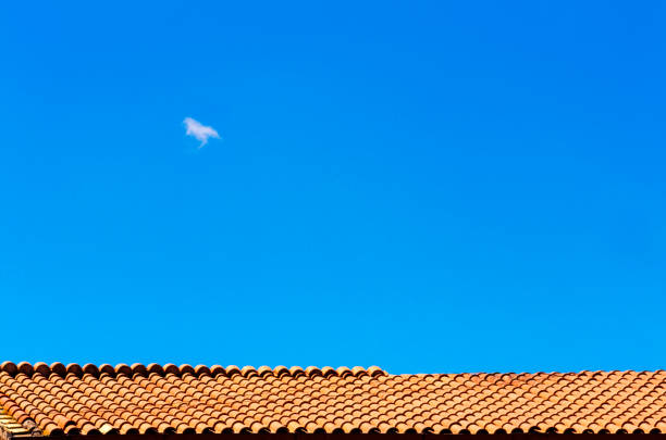 少し白い分離 clud と赤い屋根の上を青い空 - clud ストックフォトと画像