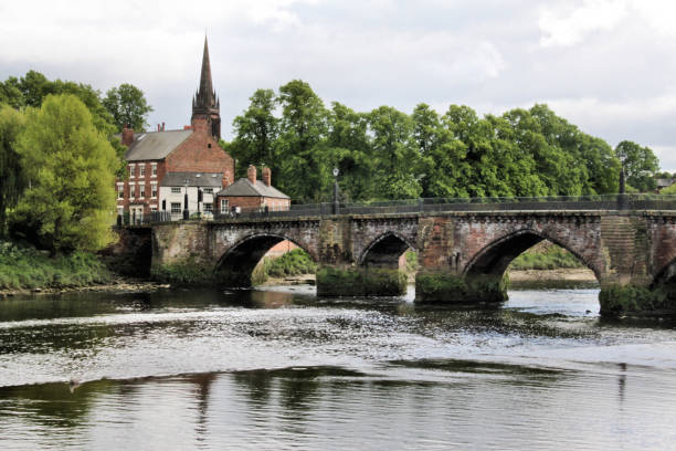 une vue sur le fleuve dee à chester - chester england chester cathedral uk england photos et images de collection