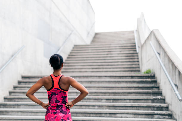 jogger stojący przed klatką schodową - determination running staircase jogging zdjęcia i obrazy z banku zdjęć