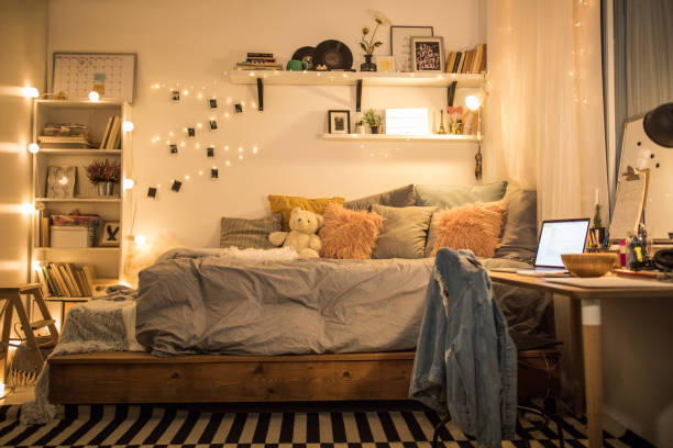 cute teen schlafzimmer - lichterkette dekoration fotos stock-fotos und bilder