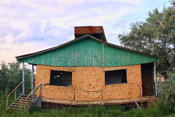 istock Abandoned country house with cracks on the wall 1000325086