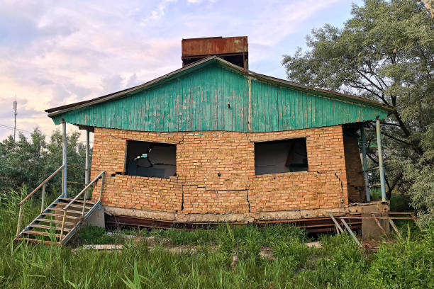 istock Abandoned country house with cracks on the wall 1000325146