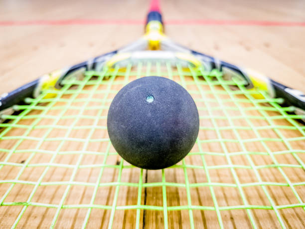 single dot squash ball on racquet stings - squash racketball sport exercising imagens e fotografias de stock