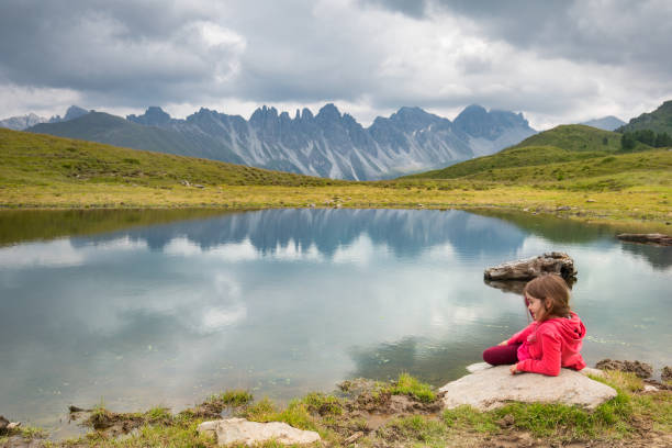 menina deitada salfains lago - lake mountain north tirol austria - fotografias e filmes do acervo