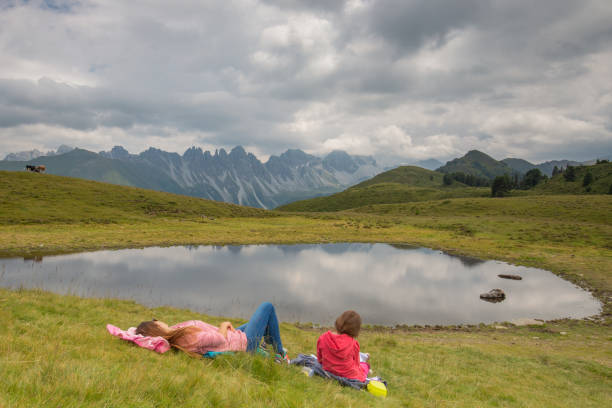 mãe e filha na moountains - lake mountain north tirol austria - fotografias e filmes do acervo