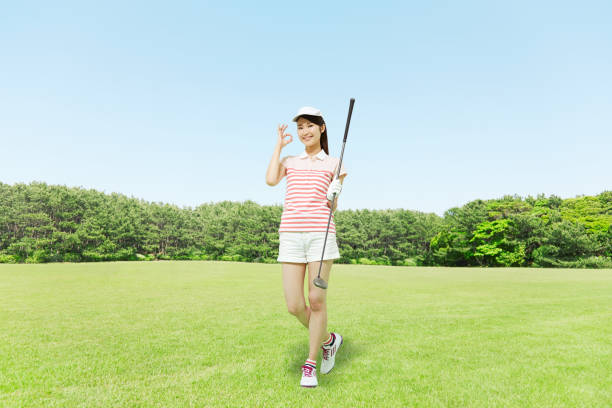 golfista giapponese in piedi sul campo da golf - hand sign human hand ok sign grass foto e immagini stock