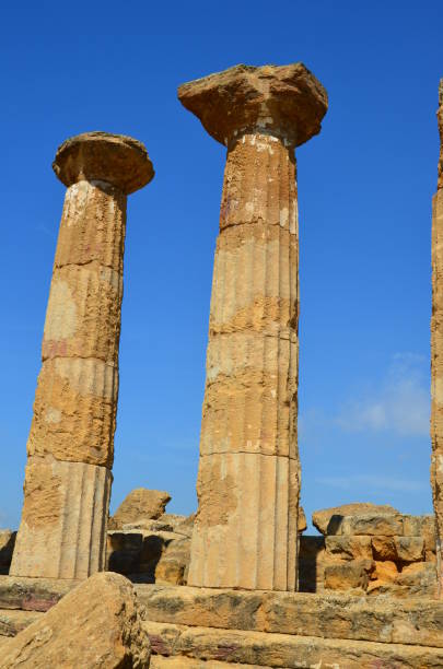 templo de hércules antigas colunas, itália, sicília, agrigento - greek culture agrigento landscape colonnade - fotografias e filmes do acervo