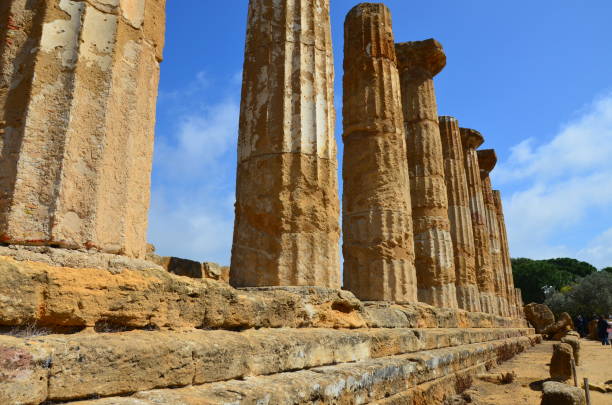 templo de hércules antigas colunas, itália, sicília, agrigento - greek culture agrigento landscape colonnade - fotografias e filmes do acervo