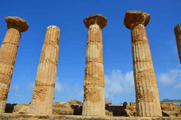 hercules plaza temple antigua columnas, italia, sicilia, agrigento - greek culture agrigento landscape colonnade fotografías e imágenes de stock