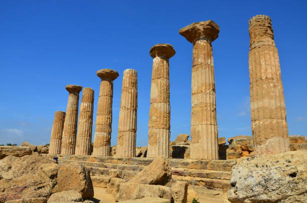 templo de hércules antigas colunas, itália, sicília, agrigento - greek culture agrigento landscape colonnade - fotografias e filmes do acervo