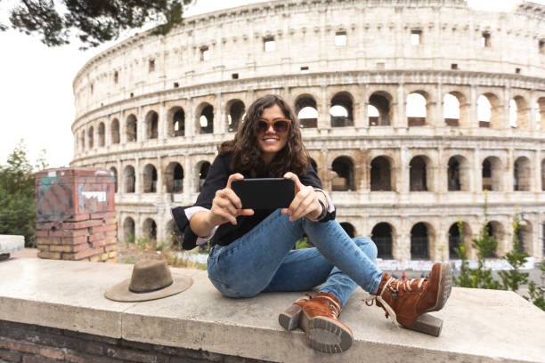 selfie devant le colisée - international landmark italy amphitheater ancient photos et images de collection