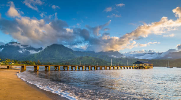 hanalei beach en la bahía de hanalei. kauai, hawaii - kauai travel destinations tourism photography fotografías e imágenes de stock