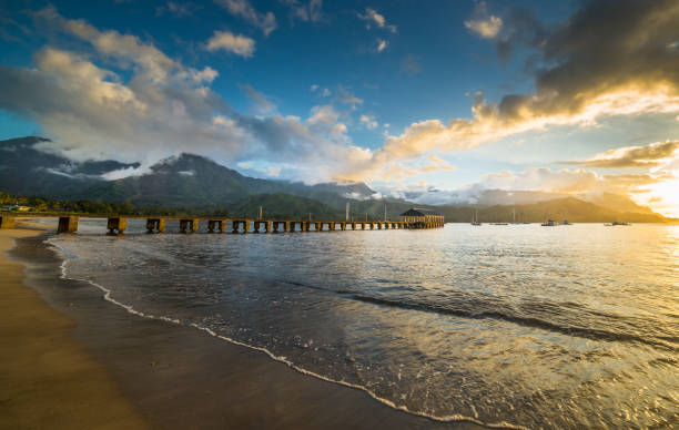 surfstadt, hanalei bay bei sonnenaufgang, kauai, hawaii - hanalei stock-fotos und bilder