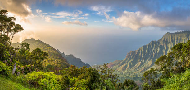 закат над долиной калалау - hawaii islands mountain kauai sea стоковые фото и изображения