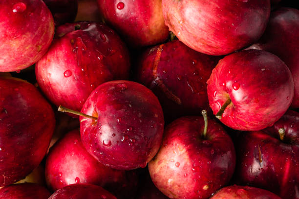 rote äpfel hintergrund, haufen frischer apfel obst, natürliche textur - red delicious apple stock-fotos und bilder