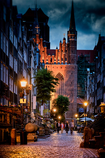 Calle Mariacka en el casco antiguo por la noche, Gdansk, Polonia photo