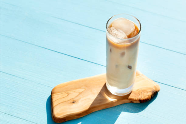 iced coffee - cocktail drinking straw ice glass imagens e fotografias de stock
