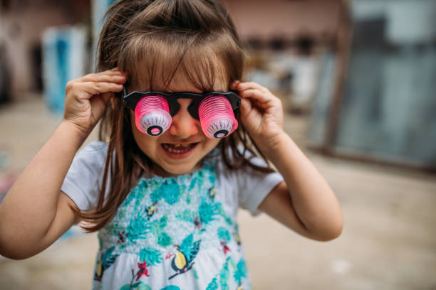 ragazza con occhiali divertenti - occhiali giocattolo foto e immagini stock