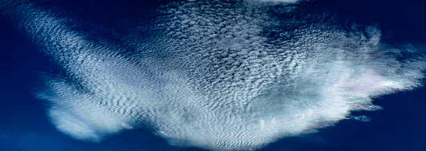wspaniała biała chmura na błękitnym niebie. australia. - cirrostratus zdjęcia i obrazy z banku zdjęć