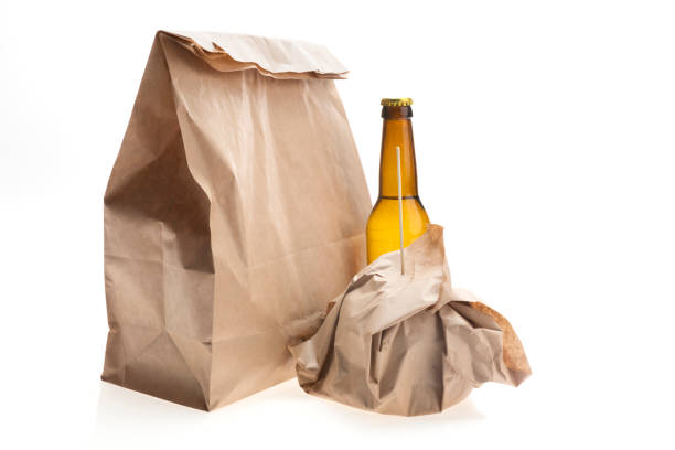茶色の紙のキャリア バッグ、ドリンク ボトルと取る距離ラップでって - bag lunch paper bag water bottle ストックフォトと画像