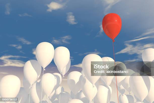 Stehend Von The Crowd Konzept Mit Luftballons In Bewölkten Himmel Stockfoto und mehr Bilder von Gegen den Strom