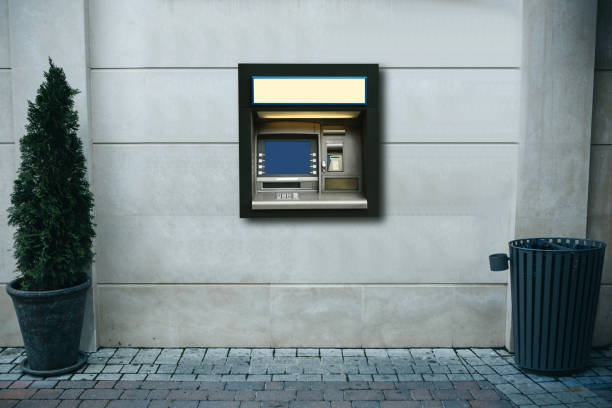 moderne rue guichet automatique pour retrait d’argent et autres opérations financières - distributeur automatique photos et images de collection