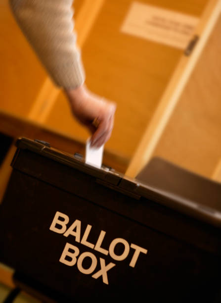 mano colocar antideslizante votación en urna - voting election ballot box box fotografías e imágenes de stock