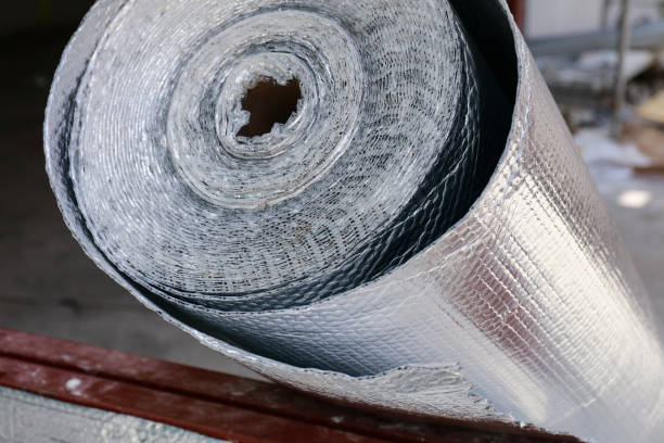 rouleau de laine isolante pour construction - rolled up foil paper gray photos et images de collection