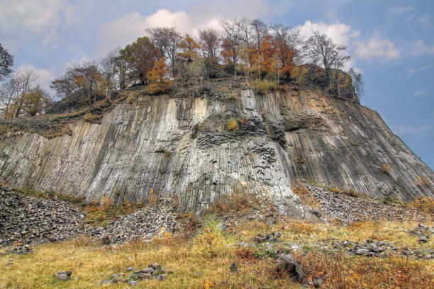 istock Golden Hill - columnar jointed volcanics - national natural monument 1000776980