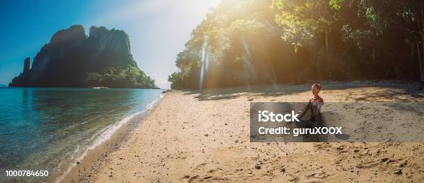 Fit Mujer Relajarse Y Practicar Yoga Al Aire Libre Junto Al Mar Foto de stock y más banco de imágenes de Actividades y técnicas de relajación