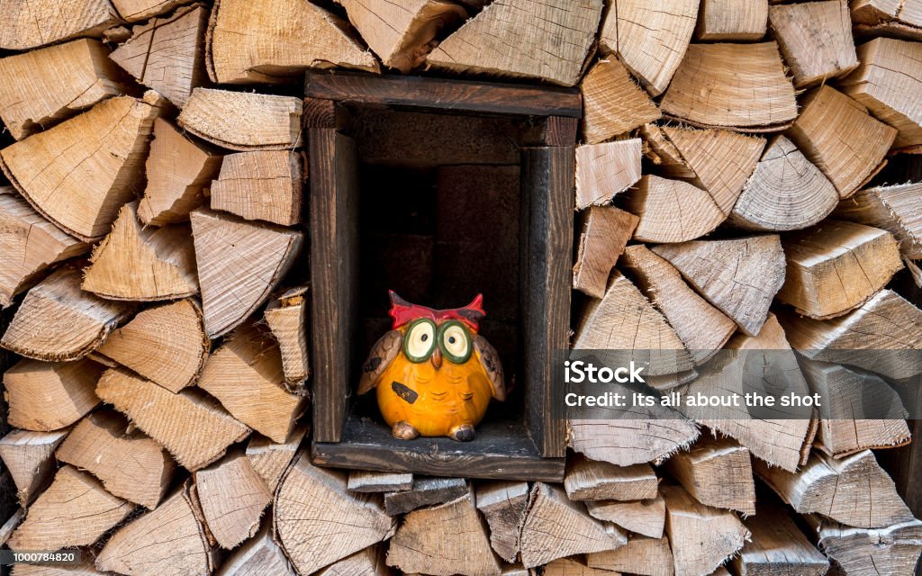 Lustige Deko Eule Stehen Mitten In Einem Holzstapel Stockfoto und
