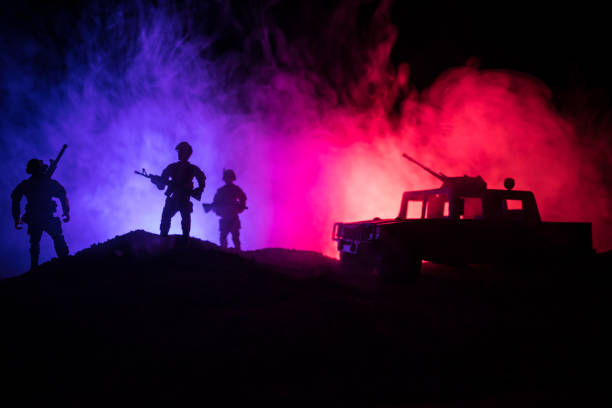 concepto de guerra. fondo de siluetas militares lucha escena en el cielo de la niebla de guerra, siluetas de soldados de la guerra mundial debajo de horizonte nublado en la noche. escena del ataque. vehículos del jeep de ejército con soldados. jeep del e - car individuality military 4x4 fotografías e imágenes de stock