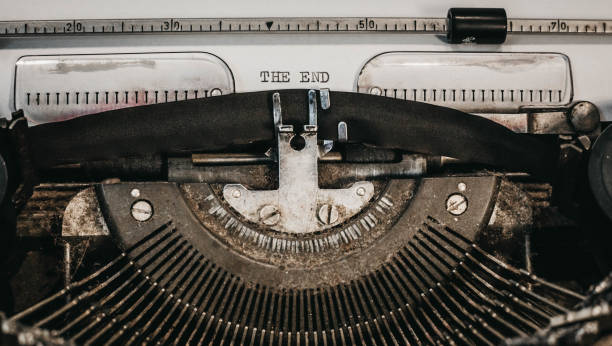 пишущая машинка - typewriter writing the end paper стоковые фото и изображения