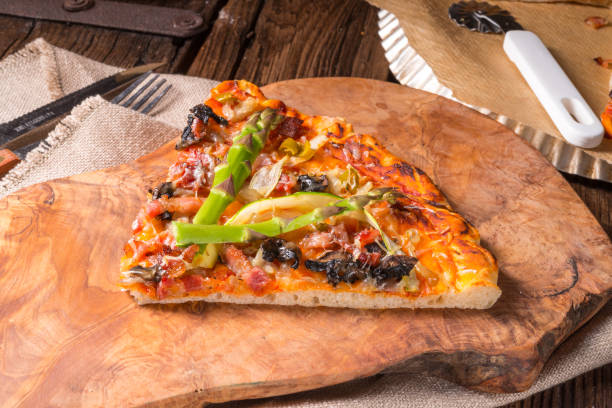 green asparagus pizza - fochaccia imagens e fotografias de stock